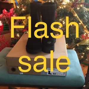 NWT AMIE UGGS ,short, black